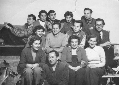 Pierwszy zespół "Kacperka" z założycielką teatru, Izabellą Melińską (od dołu od l