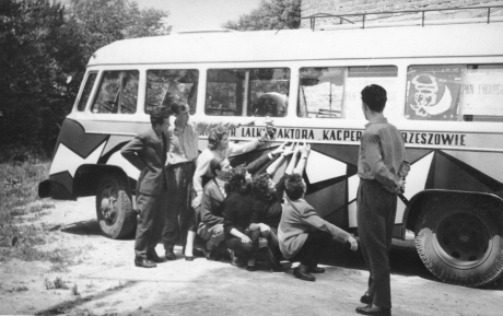 zespół "Kacperka" przy teatralnym autobusie, lata 60.