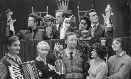 Zespół aktorski spektaklu "Nowe szaty króla", reż. Izabella Melińska, premiera: 1956 