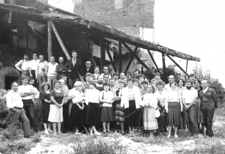 30-lecie teatru, zdjęcie pracowników na tle ruin kamienicy - przyszłego budynku teatru